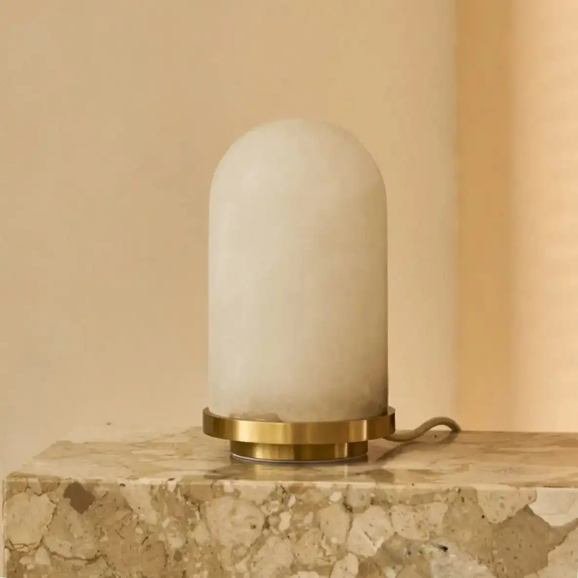 Stilvolle Alabasterlampe Mateo mit goldenem Boden – stilvolles Design