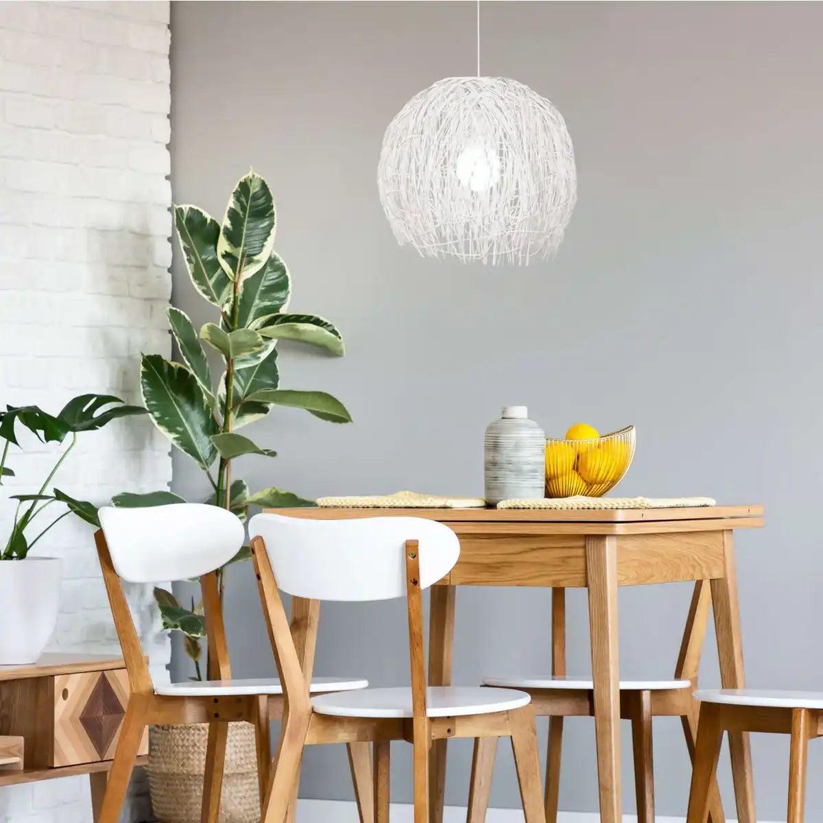 Korb-Pendelleuchte "STRUWEL" Ø 40, aus weißem Rattan, E27-Fassung.
