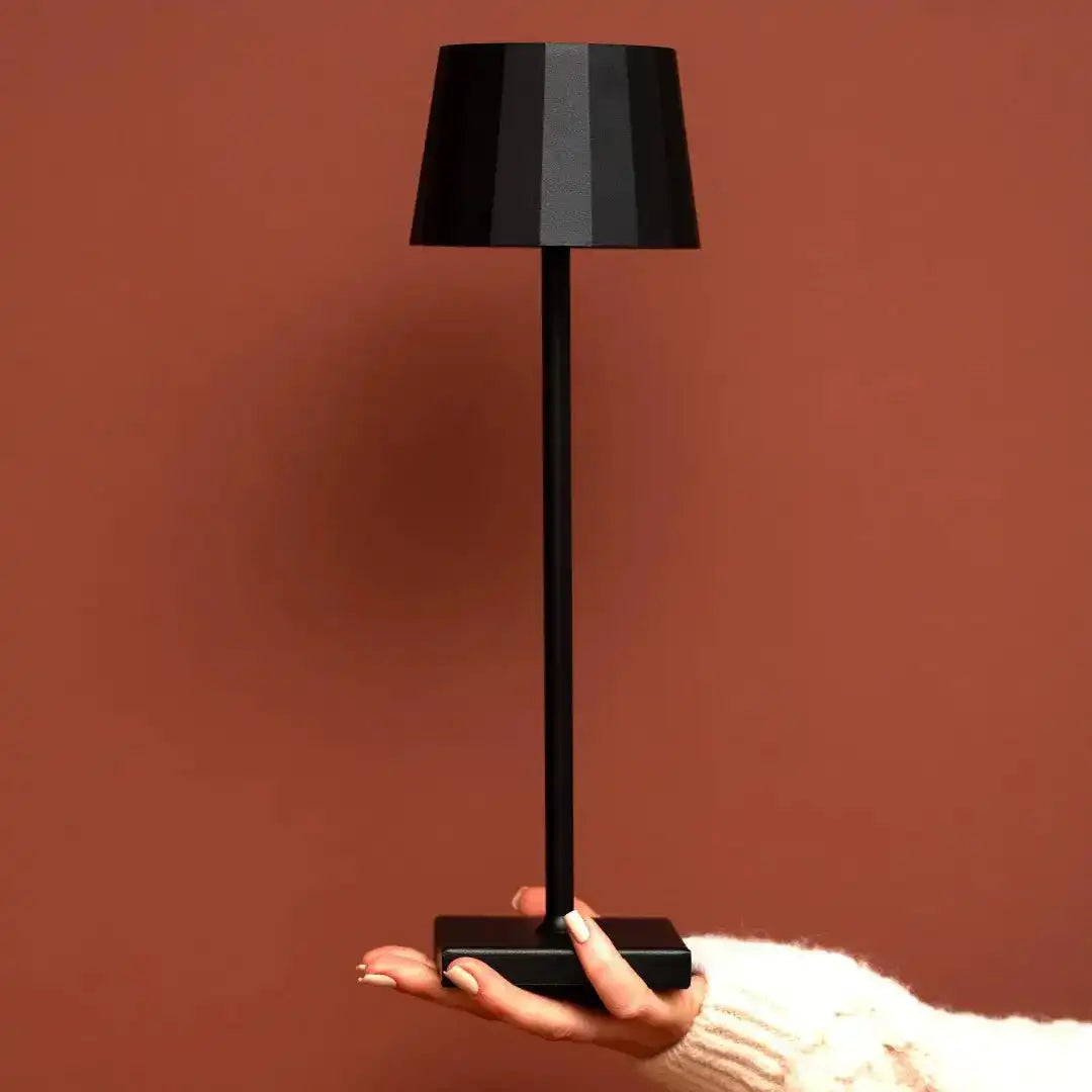 William Black wiederaufladbare Tischlampe aus Eisen – 120-Stunden-Akku, dimmbar, USB-C-Aufladung