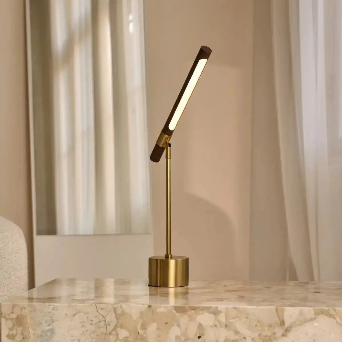 Livia goldene Metalllampe mit Holz – verstellbare LED, skandinavisches Design für Büro und Wohnzimmer