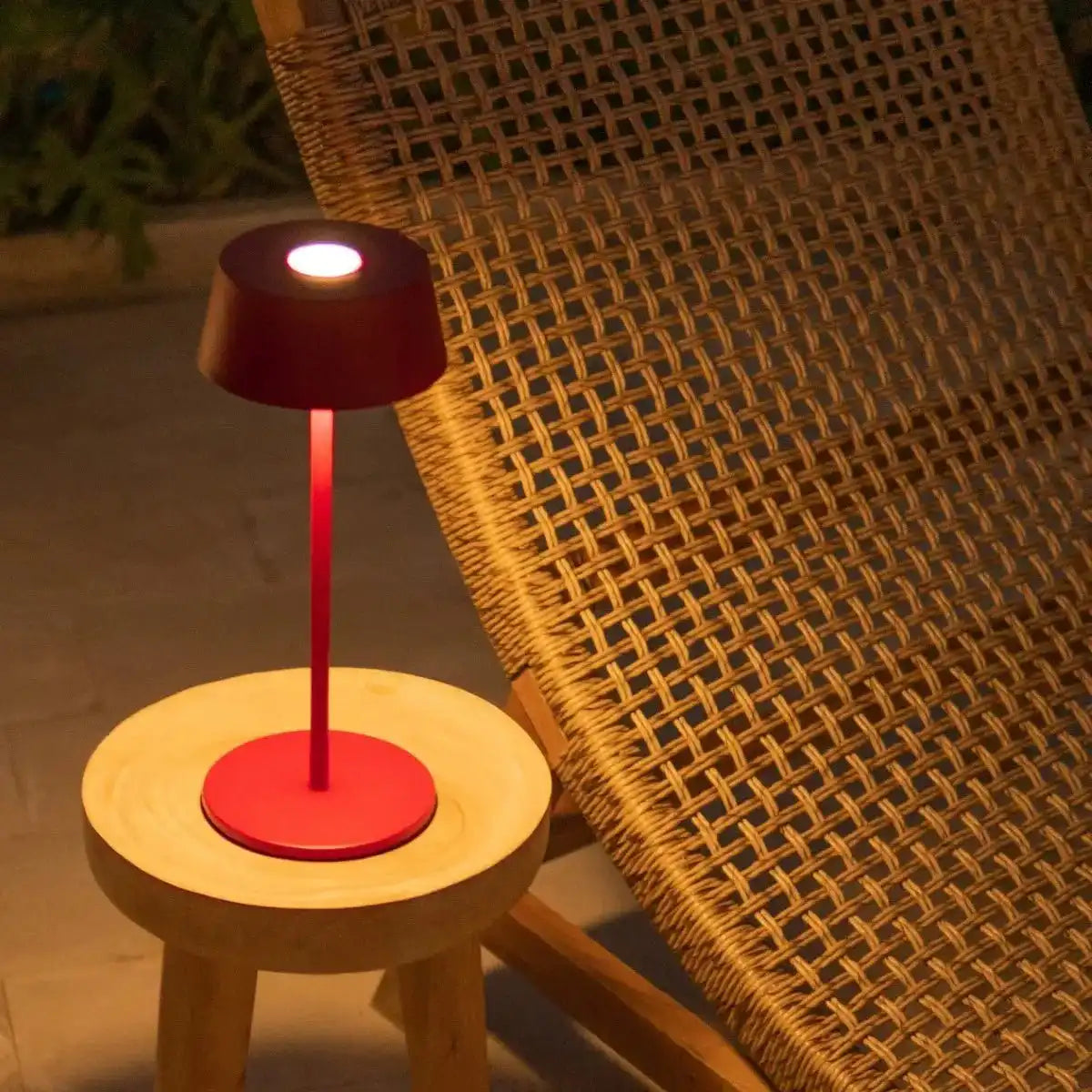 Hugo Berry Red Wiederaufladbare Eisen-Tischlampe – dimmbar, stilvoll und kabellos
