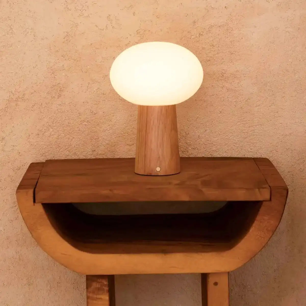 Max hellbraunes Holz wiederaufladbarer Tischlampe mit Glas & wiederaufladbarem Akku | Dimmbare und vielseitige Beleuchtung