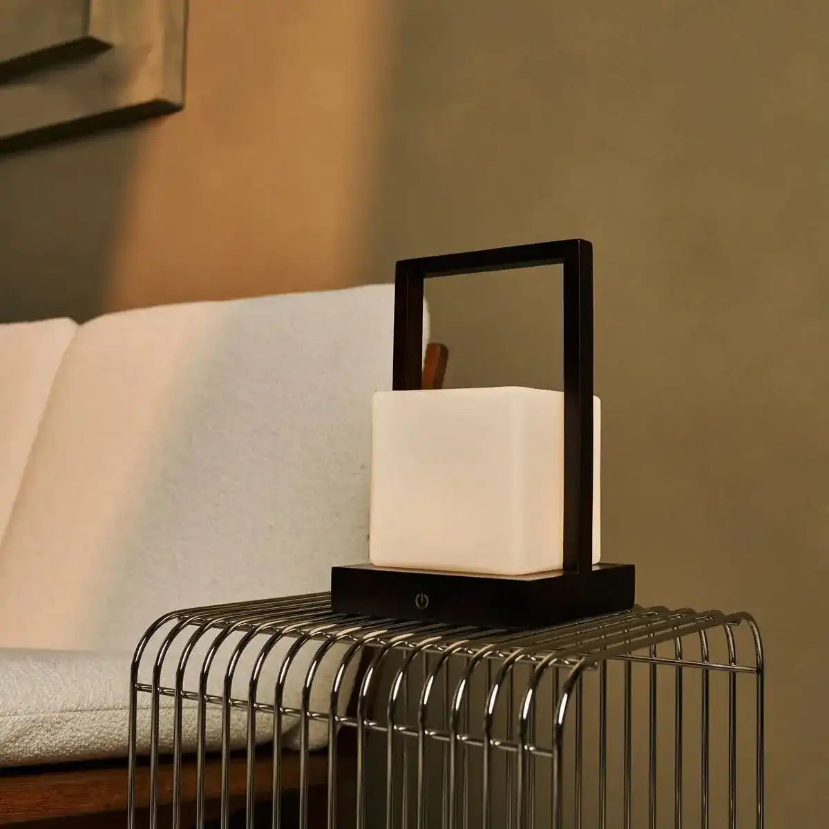 Noah dunkelbraune hölzerne wiederaufladbare Tischlampe mit Glas und Holzgriff