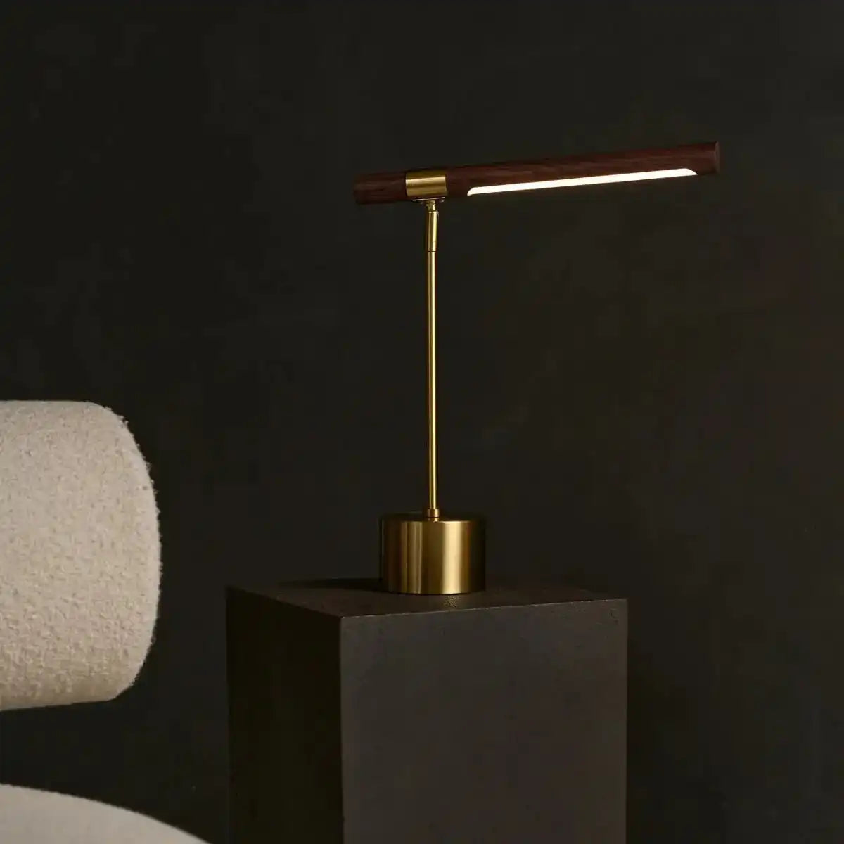 Livia goldene Metalllampe mit Holz – verstellbare LED, skandinavisches Design für Büro und Wohnzimmer