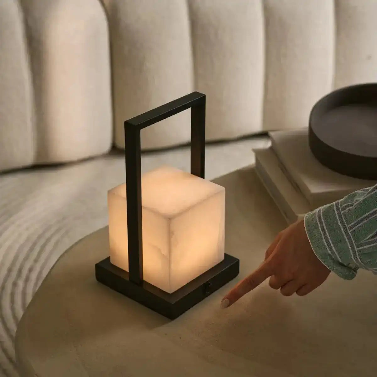 Wiederaufladbare Tischlampe Nola aus Alabaster l Drei Lichtmodi und wiederaufladbar
