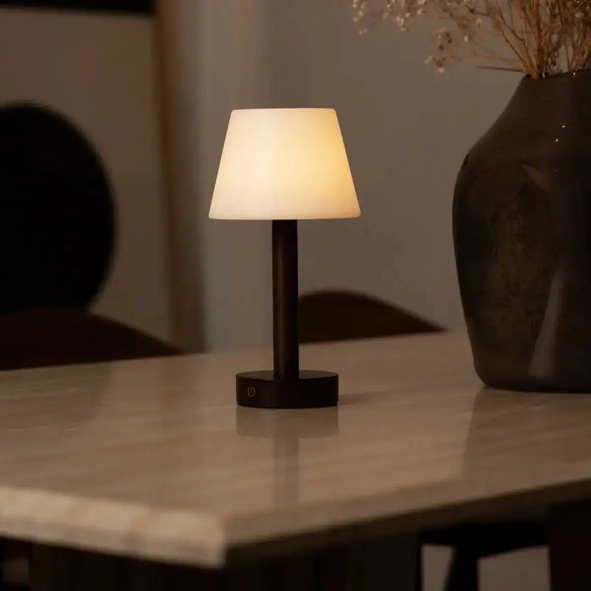 Zoë Dunkelbraune wiederaufladbare Tischlampe aus Holz | Dimmbar, USB-C, 80-Stunden-Akku
