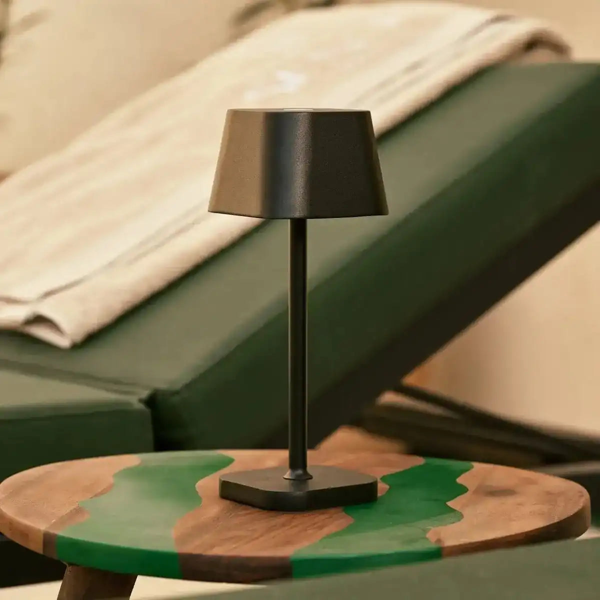 Ava Black wiederaufladbare Tischlampe | Schlanke kabellose Beleuchtungslösung