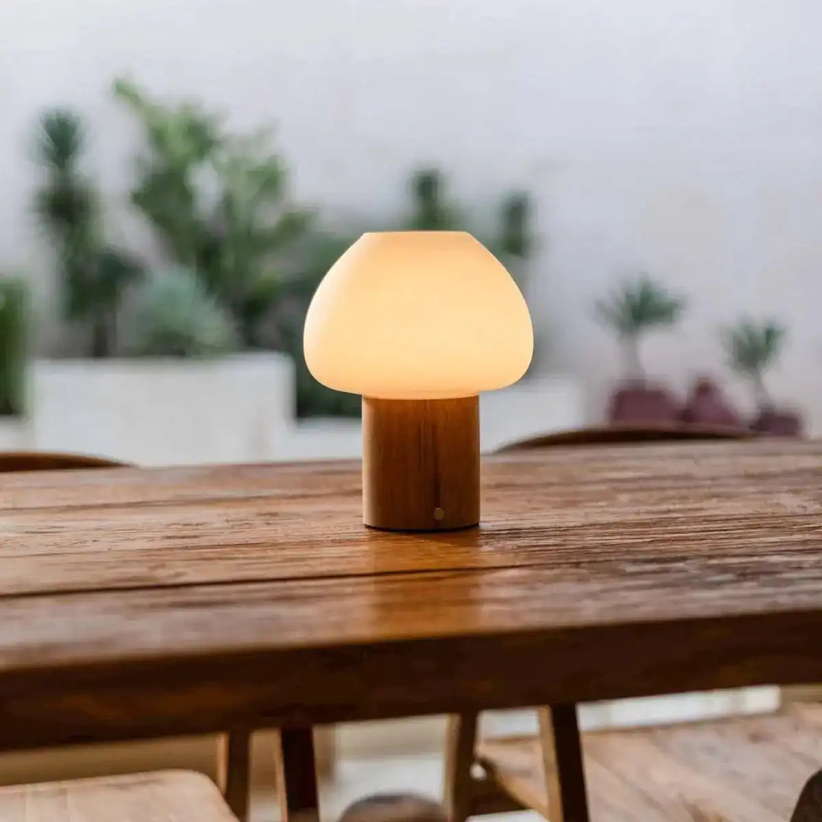 Fynn Hellbraune Holzlampe – wiederaufladbar, dimmbar und stilvoll
