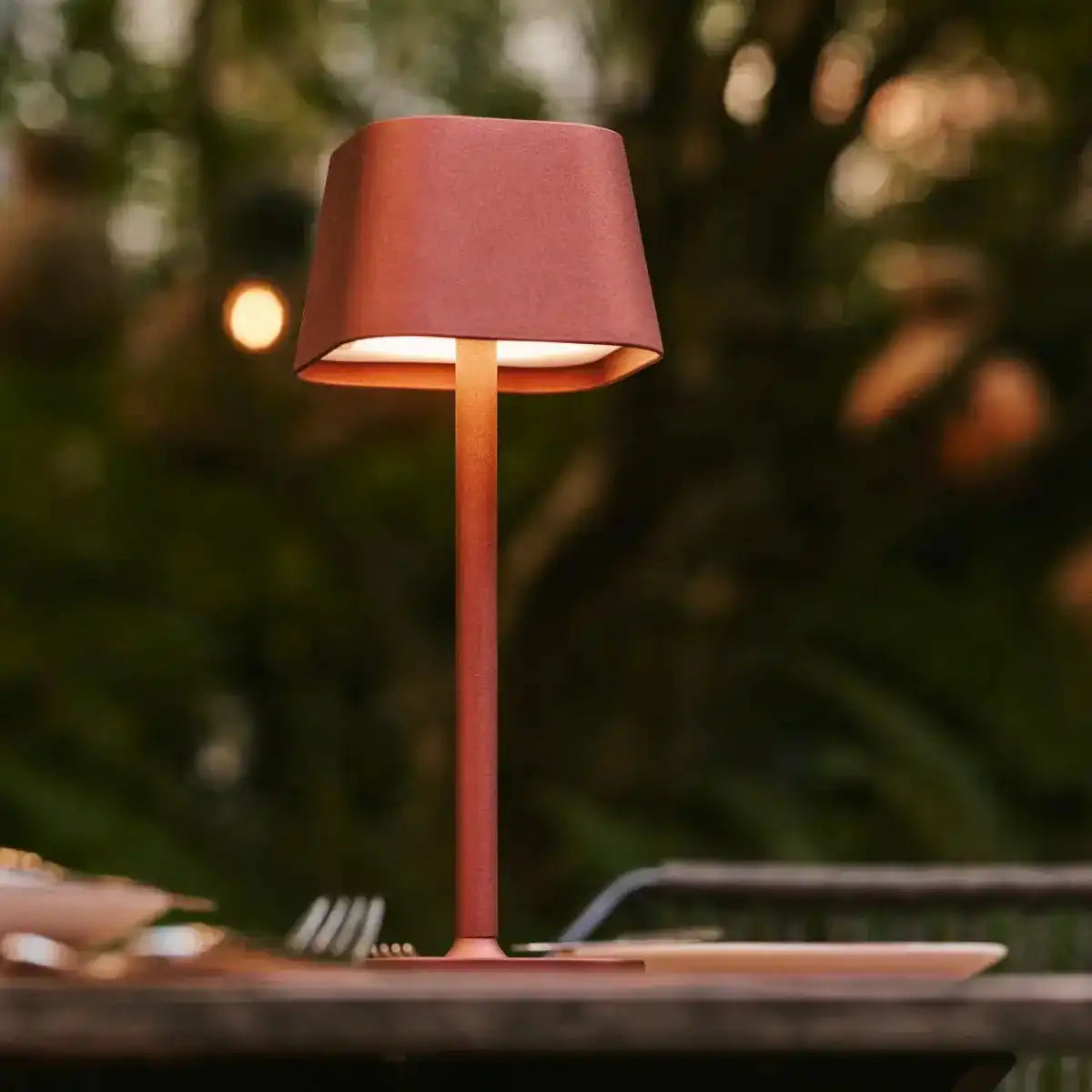 AVA Bronze - wiederaufladbare Tischlampe | Stilvoll, schnurlos und dimmbar