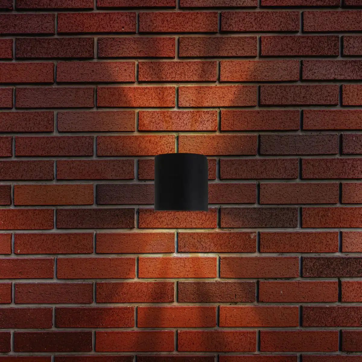 Die LED Außenwandleuchte "ALECTO" misst 10,5 x 11,7 cm und ist 10 cm hoch. Sie besteht aus einem hochwertigen Kunststoff mit einer leicht strukturierten Oberfläche, die wie lackiert wirkt. Zeitloses Schwarz macht die Leuchte universell einsetzbar.