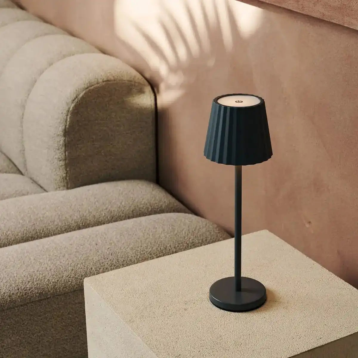Maya Stone Grey Rippes Tischlampe aus Eisen - dimmbare Lampe und 3 Lichtmodi, wiederaufladbar über drahtlose Ladestation