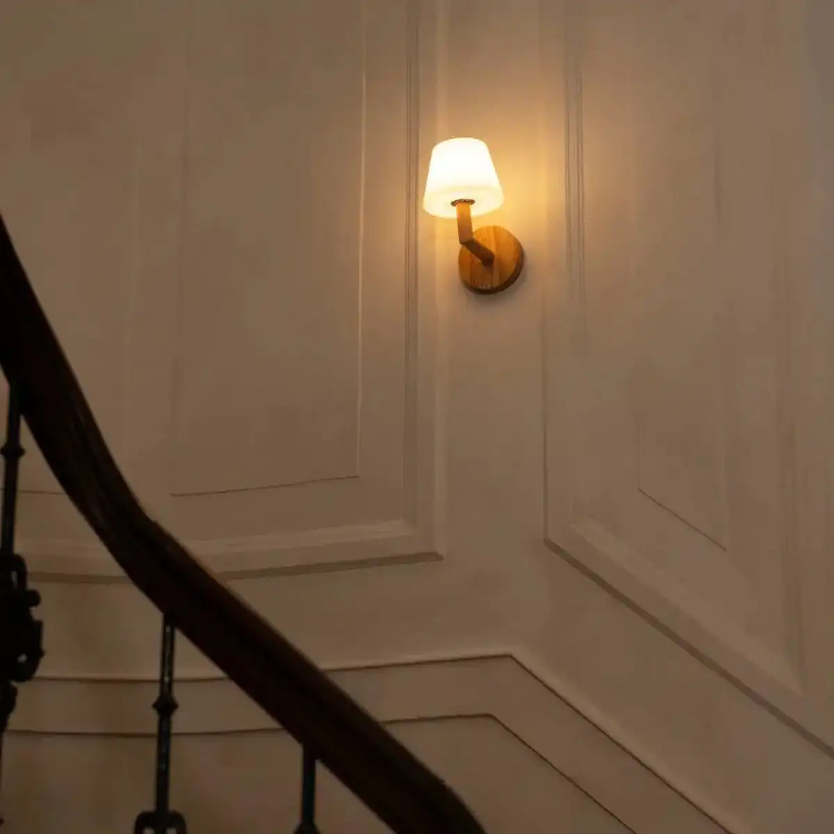 Ted Hellbraun Holz wiederaufladbare Wandlampe | Schnurlos und dimmbare Beleuchtung