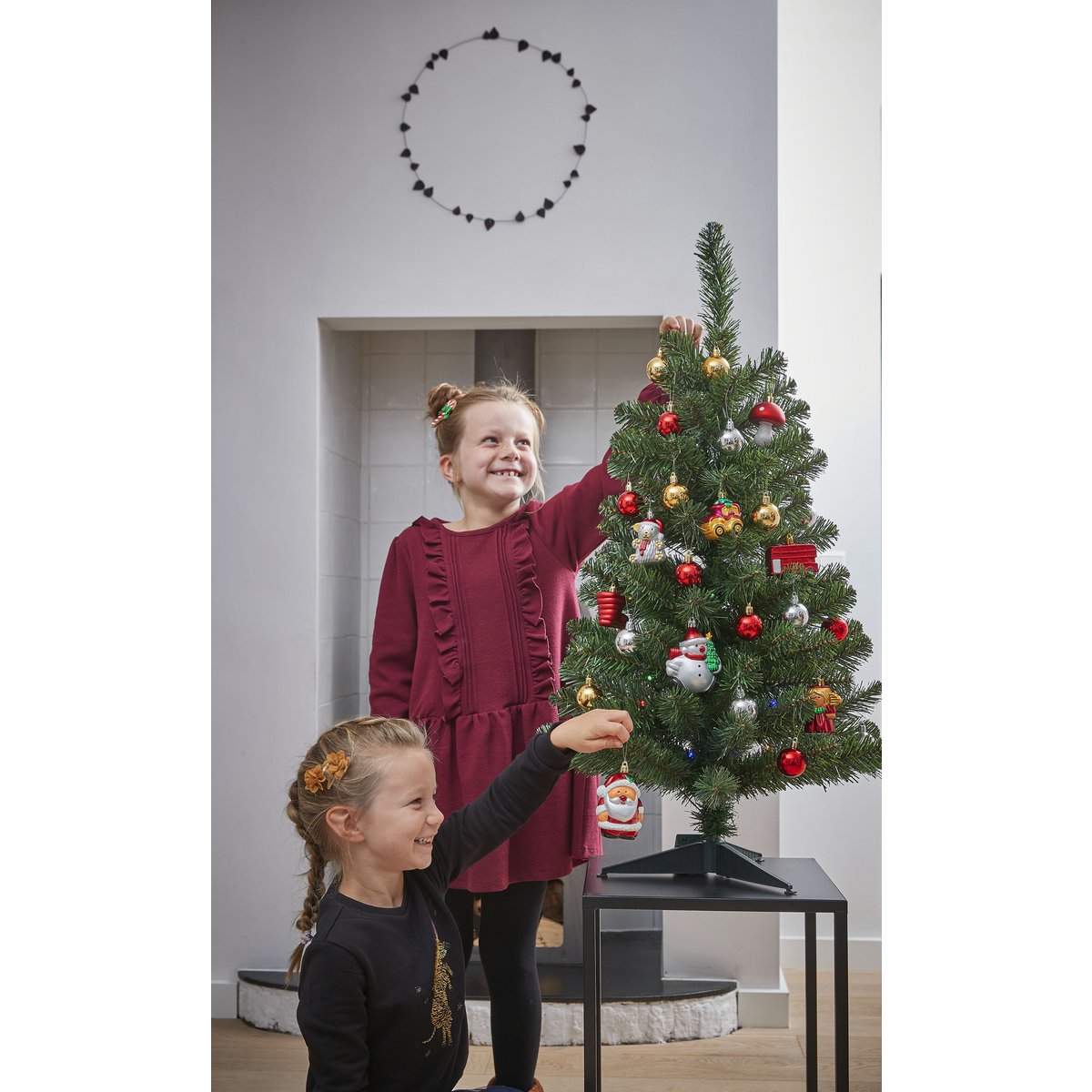 Künstlicher Weihnachtsbaum mit 26 Ornamenten und LED-Beleuchtung – H90 x Ø50 cm – Grün