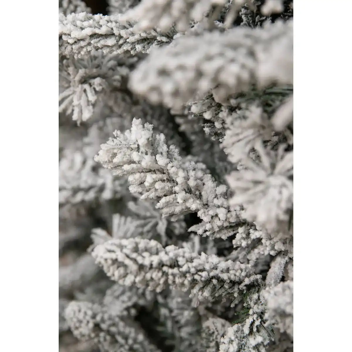 Künstlicher Weihnachtsbaum – H215 x Ø127 cm – Grün gefrostet