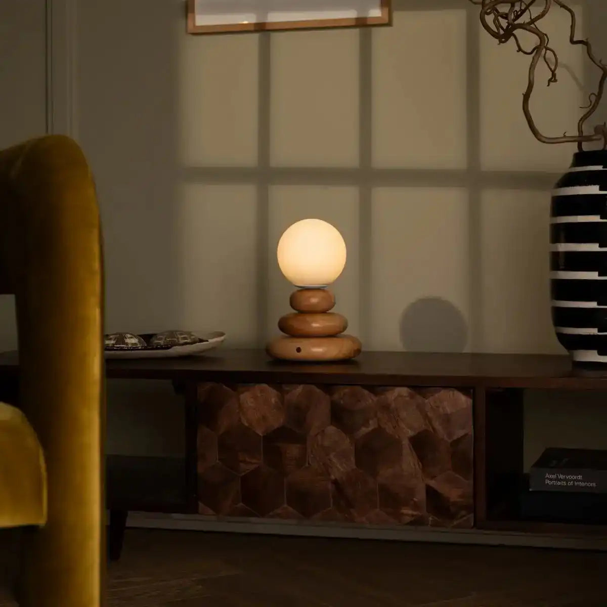 Wiederaufladbare Lampe Isabella aus Holz und Glas – kabellos und dimmbar