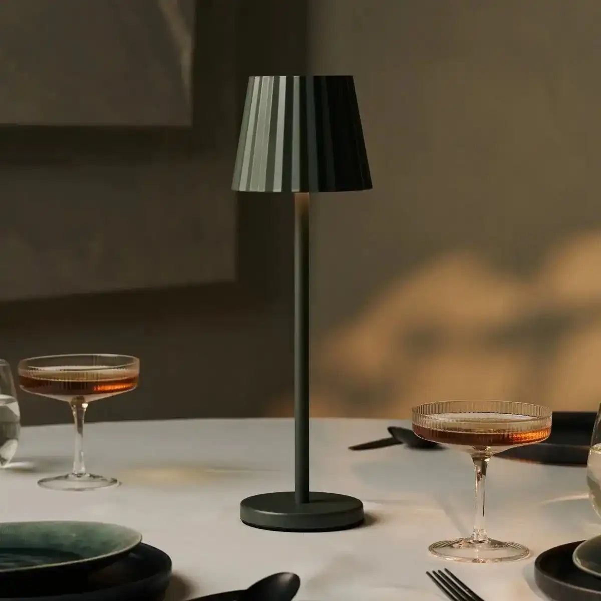 Combi Set Professional-4 x Maya Olive Green wiederaufladbare Tischlampen & 1 x Amstel Wireless Ladestation mit Qi-Technologie