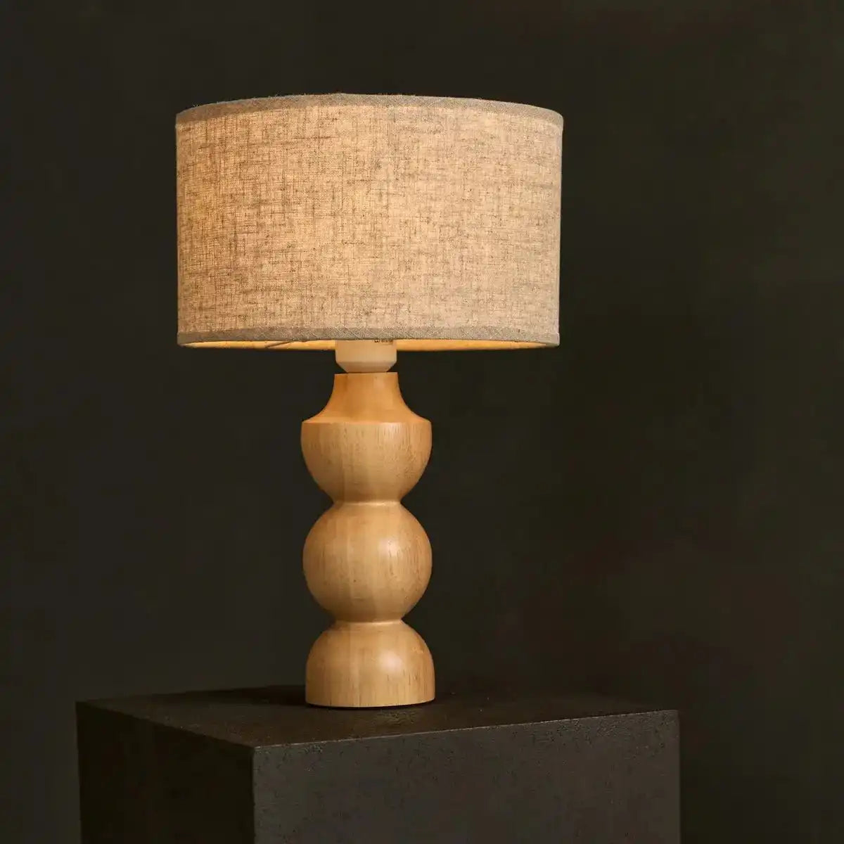 Oliver Hellbraun Holzlampe mit Beige Schatten | Elegantes geometrisches Design für Ihr Zuhause