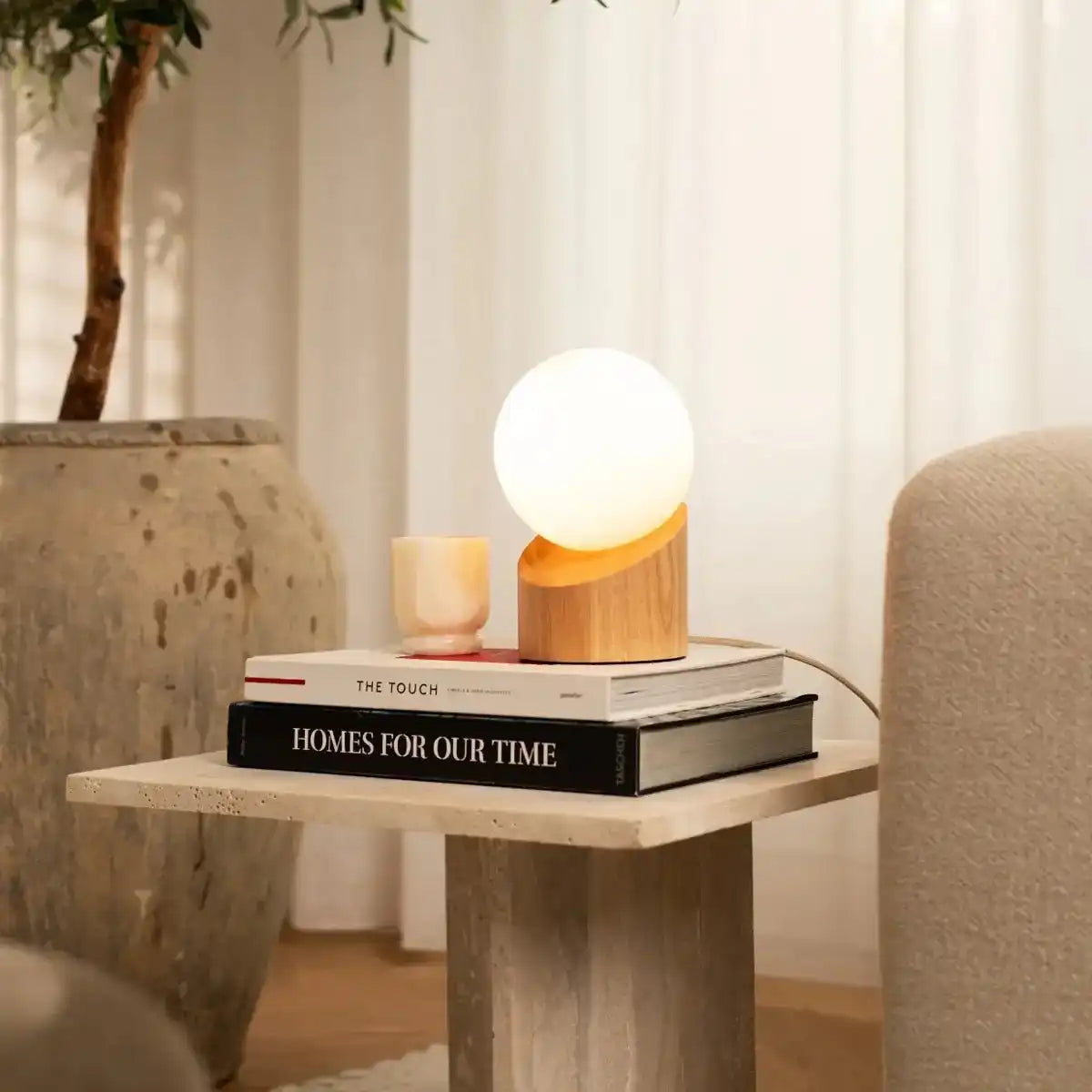 Quin hellbraune Holzlampe mit Kabel - nachhaltiges Gummiholz & Fröste Glas