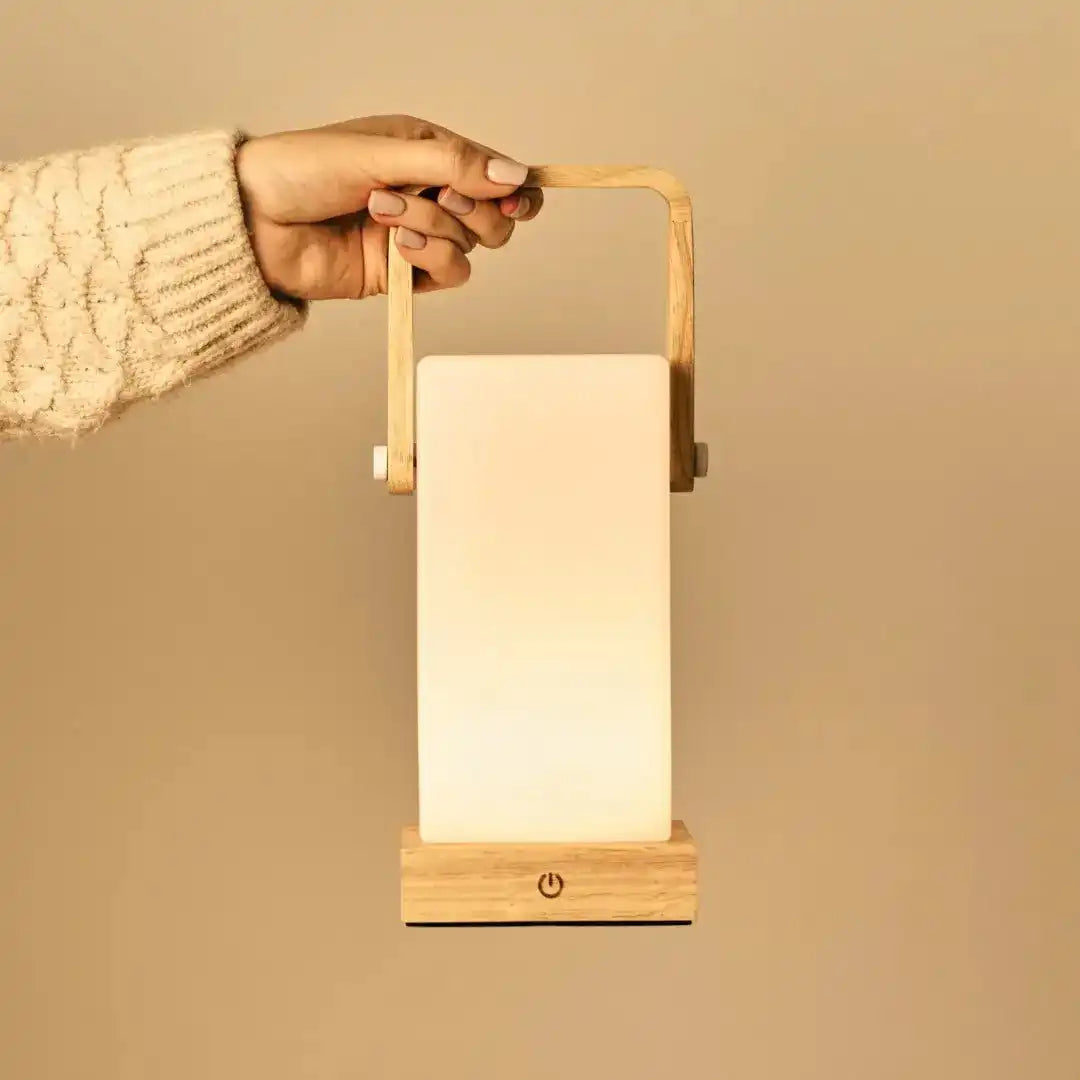 Harper Hellbraune Holzlampe – kabellose wiederaufladbare Tischlampe mit Griff