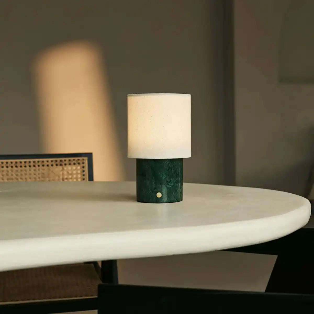 Dou Green / Verde Alpi - Marmor wiederaufladbare Tischlampe - Schnurloses, 3 Lichtmodi und mit Wellenlampenschatten mit Leinen