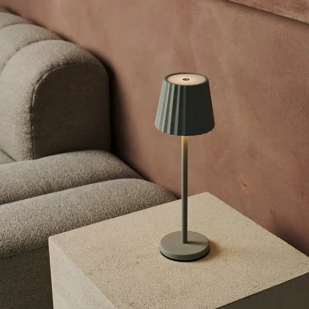 Maya Schadow Grey Ripped Tischlampe aus Eisen - dimmbare Lampe und 3 Lichtmodi, wiederaufladbar über drahtlose Ladestation