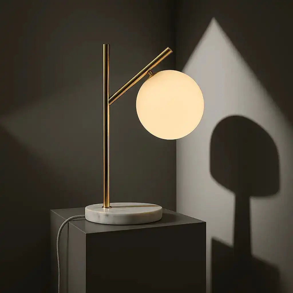 Madison Marmorlampe mit Milchglaskugel – Elegante Tischlampe
