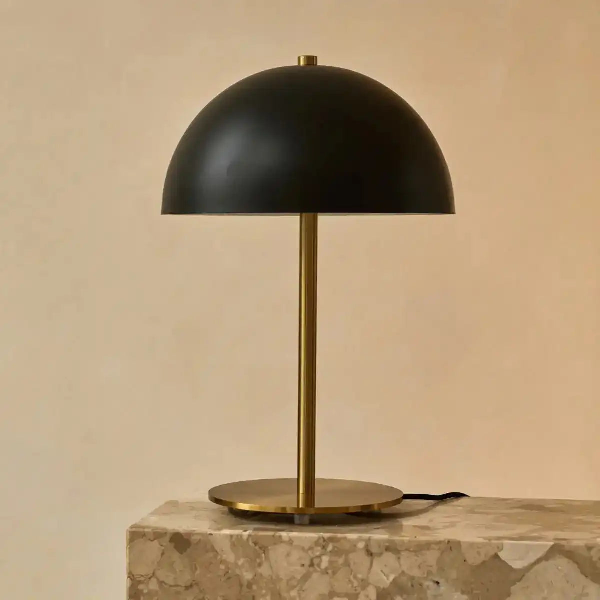 Lola Gold & Black Tischlampe – Elegantes Metalldesign mit Ein-/Ausschalter
