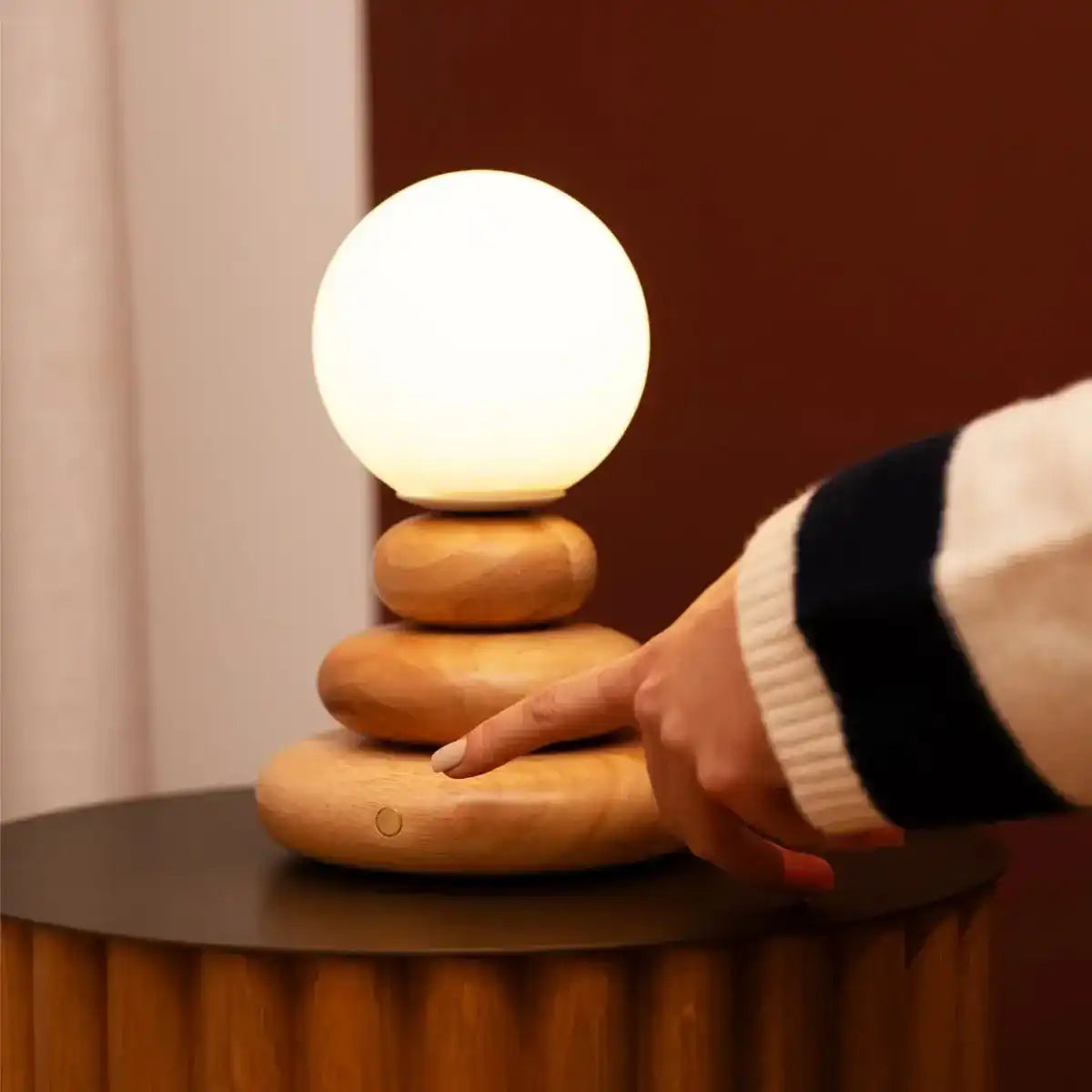 Wiederaufladbare Lampe Isabella aus Holz und Glas – kabellos und dimmbar