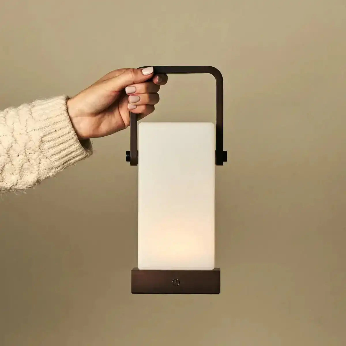 Harper dunkelbraune Holzlampe – kabellose wiederaufladbare Tischlampe mit Griff