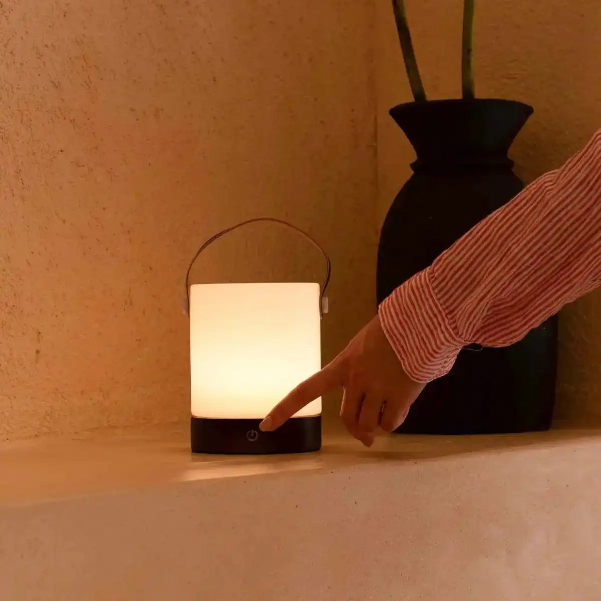 Avery dunkelbraune wiederaufladbare Tischlampe aus Holz – kabellos und dimmbar mit Lederband