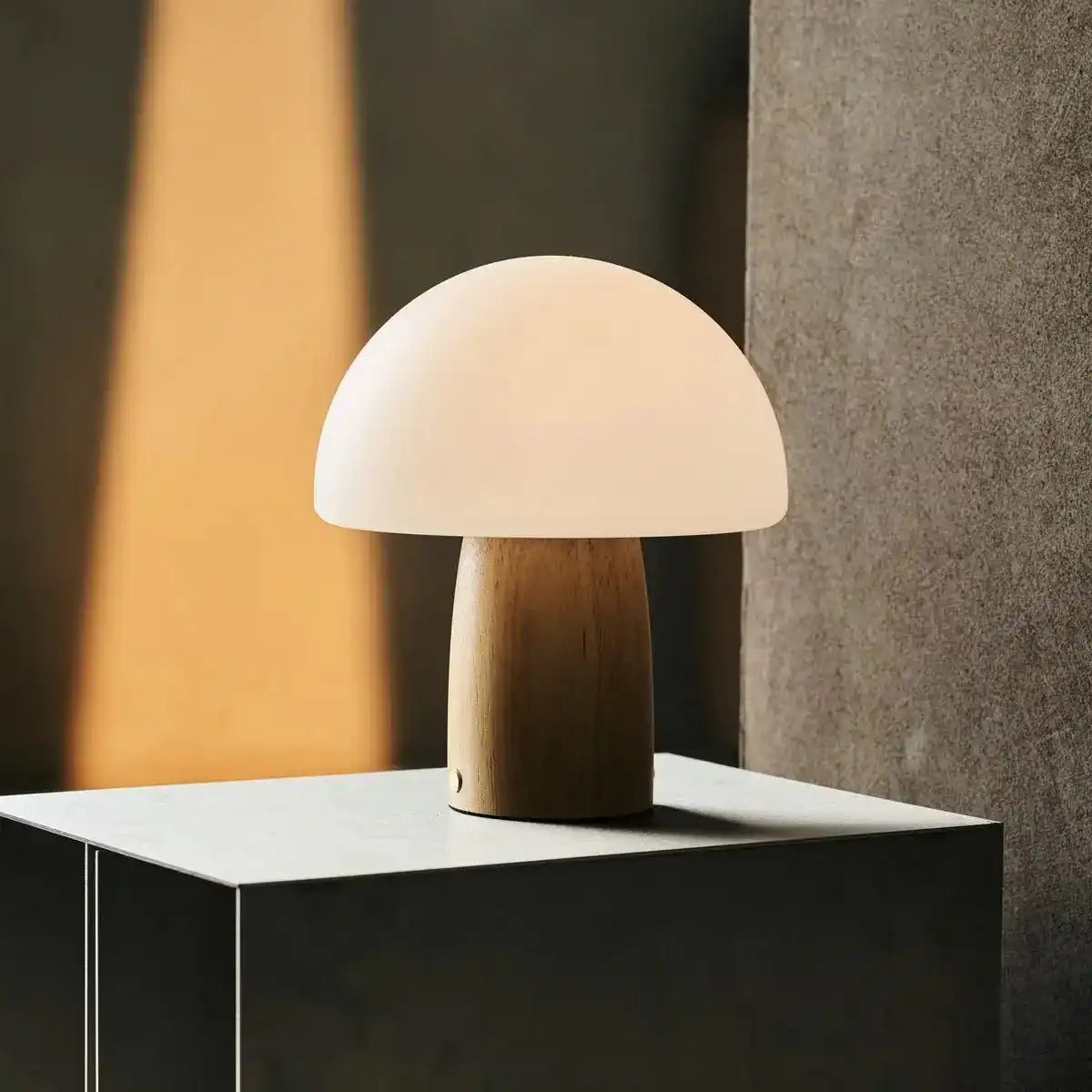 Mia hellbraun stilvolle Holztischlampe mit Dimmer - Holz, funktional und subtil