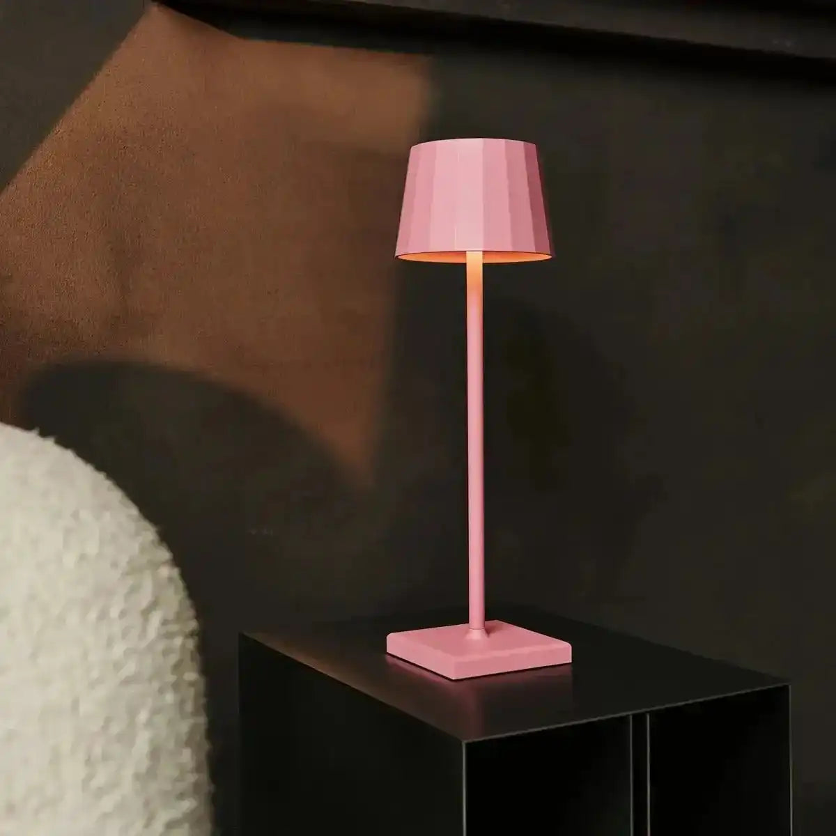 Combi Set Professional-8 x Wouter Flamingo Pink wiederaufladbare Tischlampen und 1 x Zentrale Station Wireless Ladestation mit Qi-Technologie
