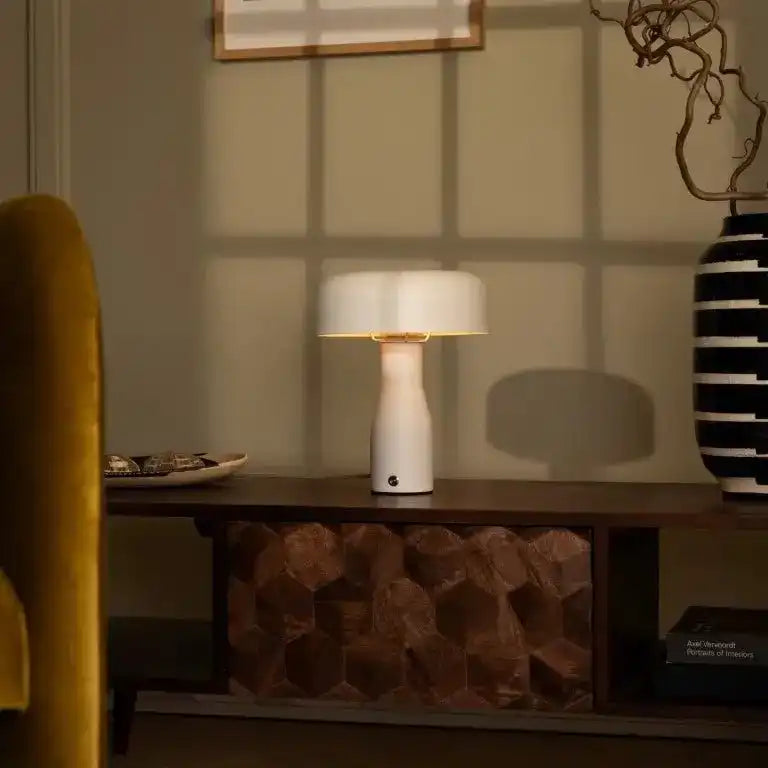 Tischlampe Jape aus weißem Metall – zeitloses Design, warmes Licht und eleganter Stil