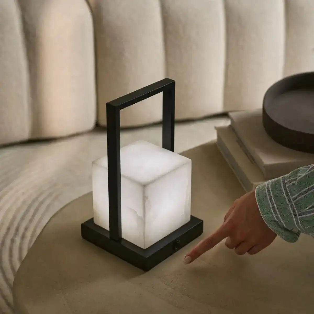 Wiederaufladbare Tischlampe Nola aus Alabaster l Drei Lichtmodi und wiederaufladbar