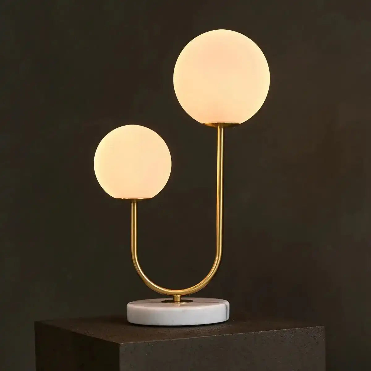 Giorgia Elegante Marmorlampe - Elegante Tischlampe mit gefrosteten Glasbirnen