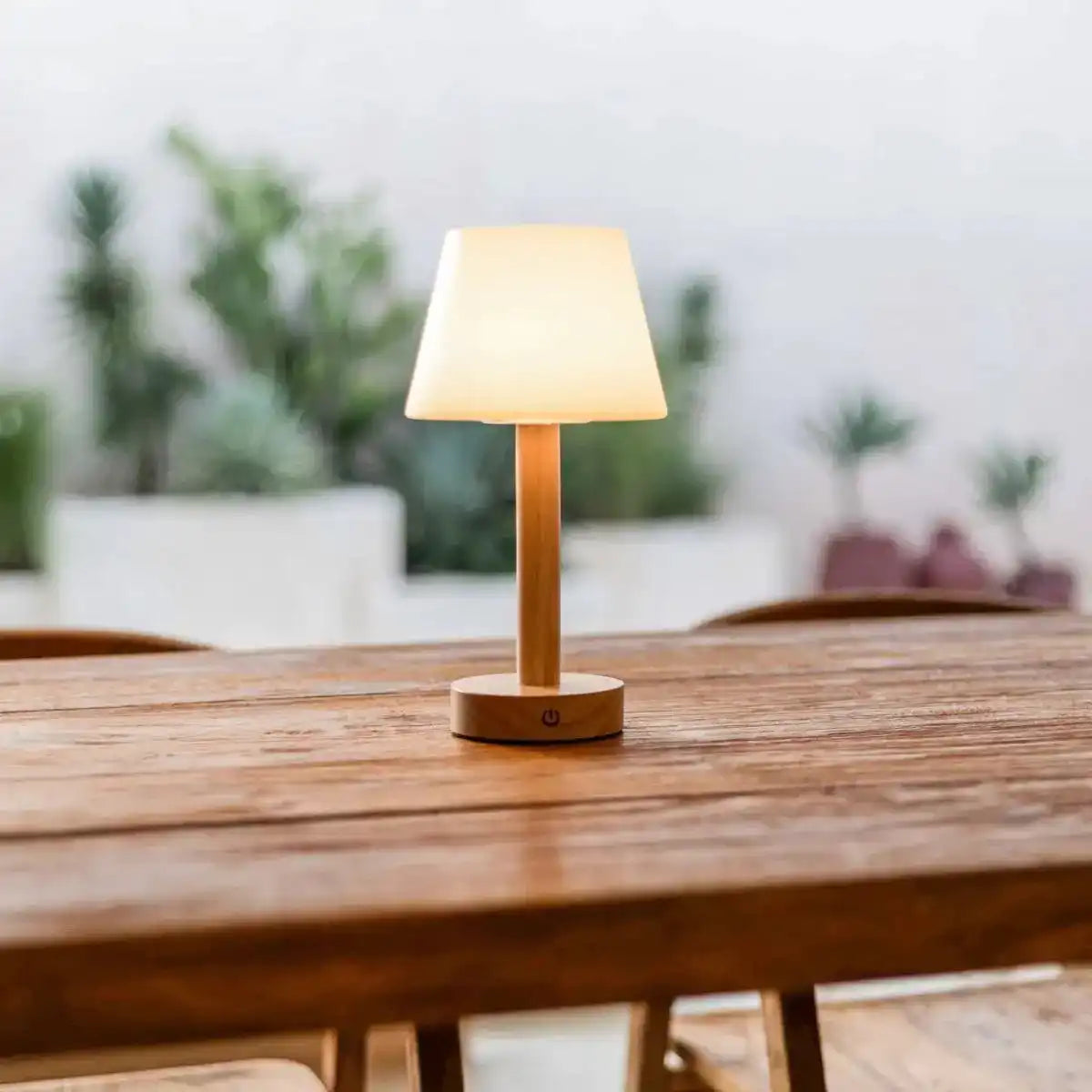 Zoë Hellbraune wiederaufladbare Tischlampe aus Holz | Dimmbar, USB-C, 80-Stunden-Akku