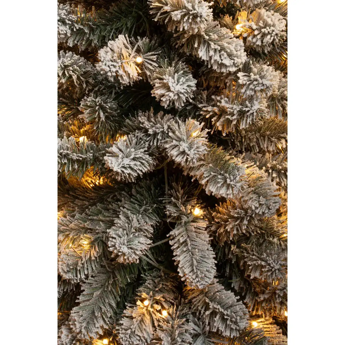 Künstlicher Weihnachtsbaum von Charlton mit warmweißer LED-Beleuchtung – H230 x Ø58 cm – Grün gefrostet