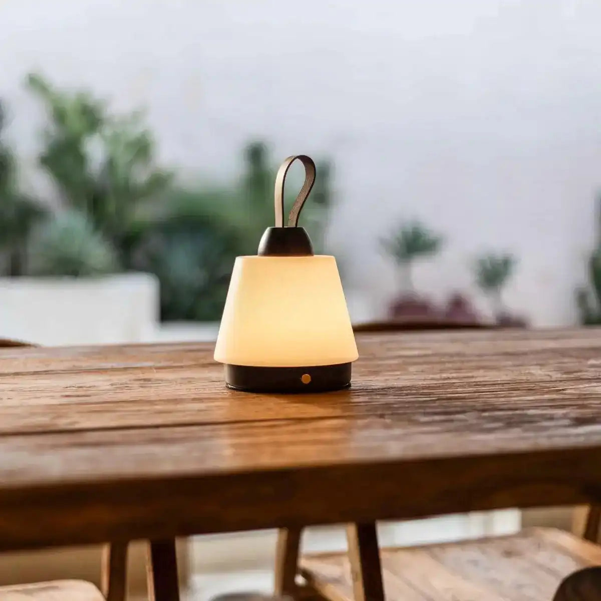 Liv Dunkelbraune wiederaufladbare Lampe – Lederband, dimmbar, 3 Lichtmodi, kabellos