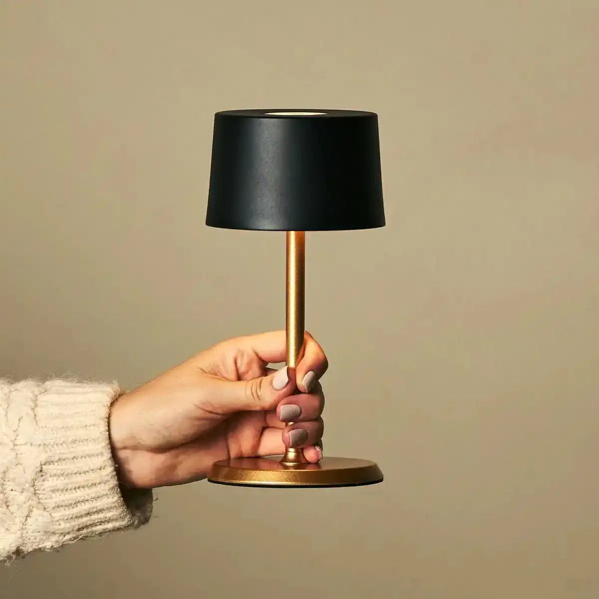 David Black & Gold wiederaufladbare Tischlampe 2 in 1 mit einstellbarer Höhe - dimmbar und kabellos mit 120 Stunden Akku