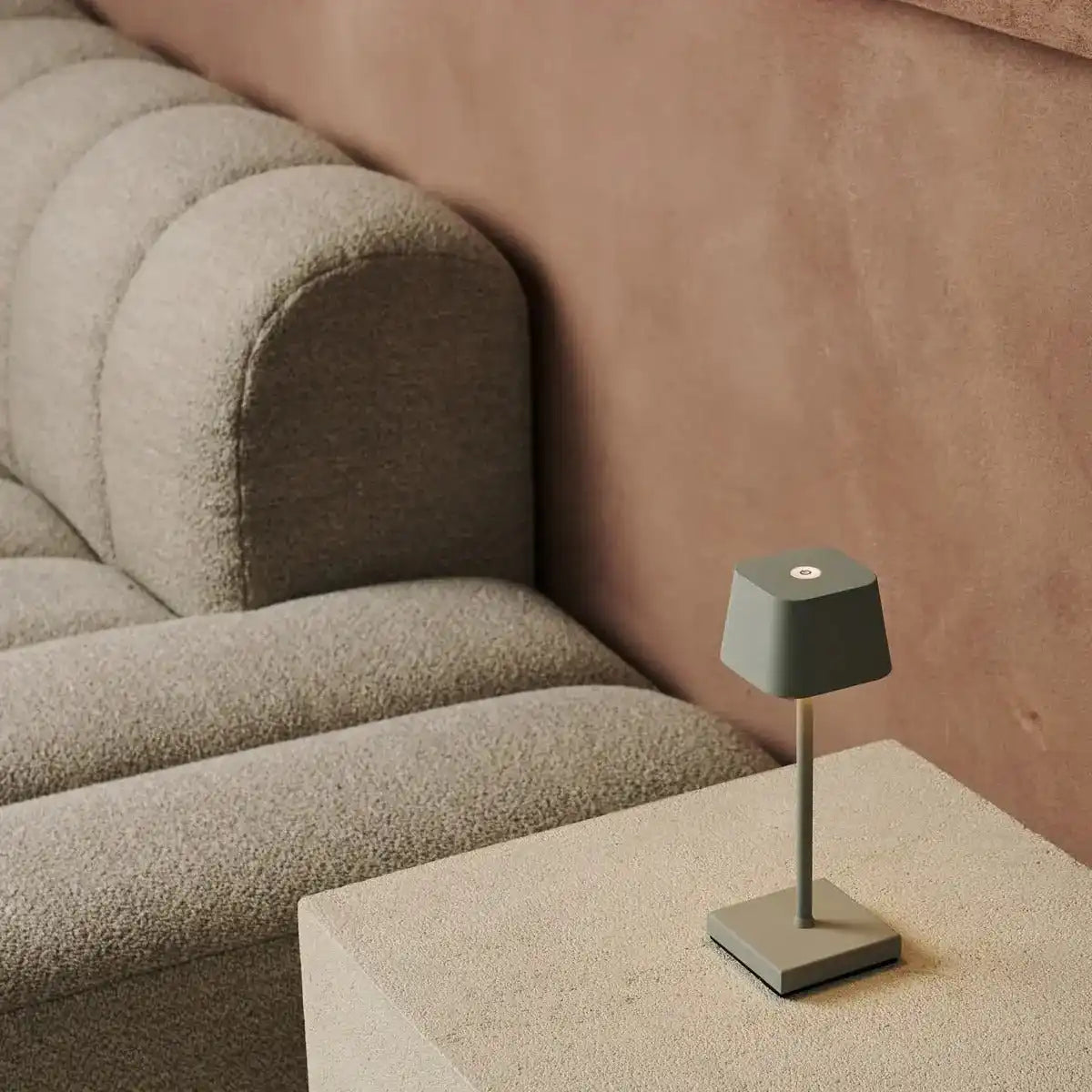 Sarphati Mini Shadow Grey Cordless Tischlampe -drahtlos überladbar über Ladestation, dimmbare Lampe und 3 Lichtmodi
