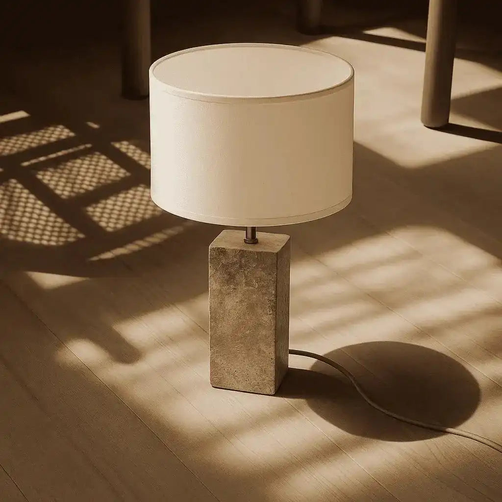 Rosie Travertinlampe – Eleganter Naturstein mit Baumwollschirm