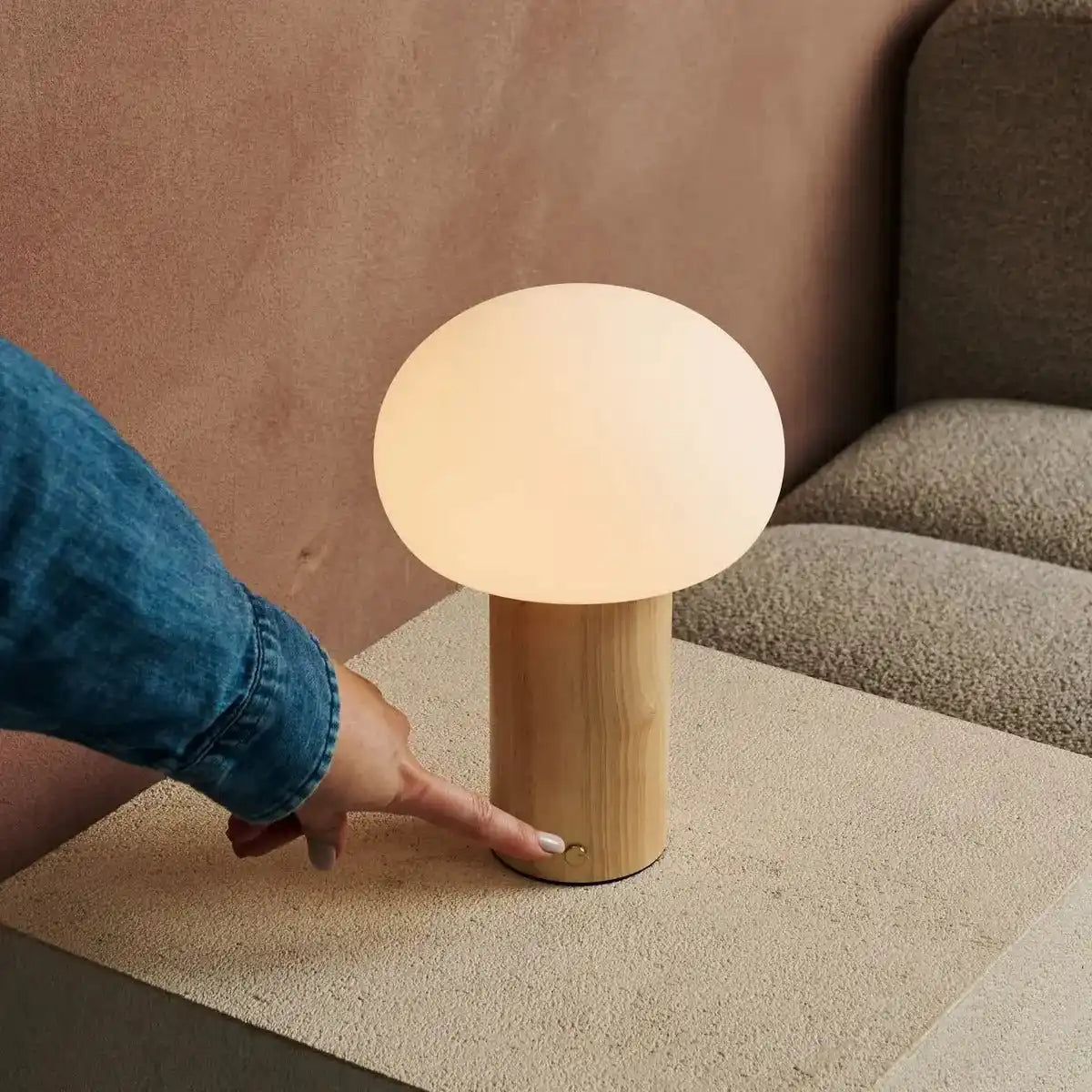 Sam hellbraunes Holztischlampe mit Glas & wiederaufladbarem Akku | Dimmbare und vielseitige Beleuchtung