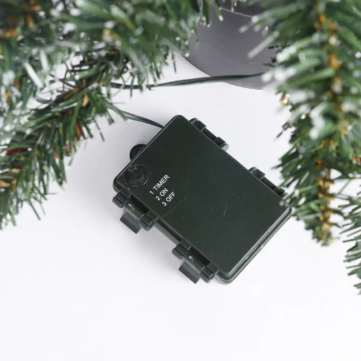 Set bestehend aus 2 Weihnachtsbäumen und 1 Kranz mit LED-Beleuchtung – Grün