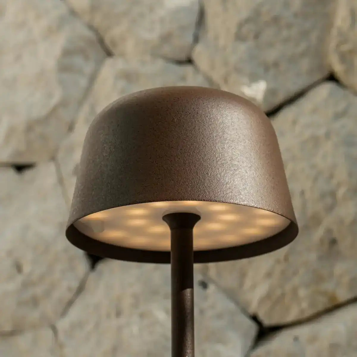 Anton Mokkabraune wiederaufladbare Tischlampe | Schlanke und kabellose Beleuchtung