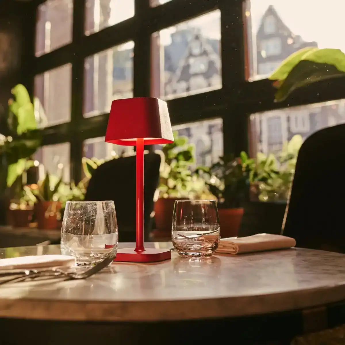 Ava Berry Red wiederaufladbare Tischlampe | Stilvoller, schnurloser Lampe und dimmbar