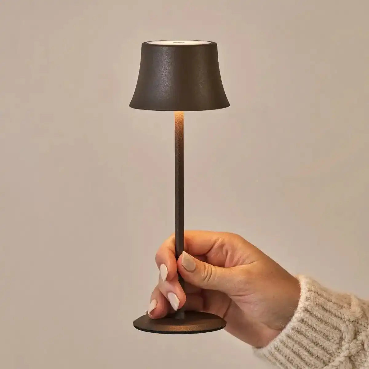 Willy Mini Mocha Brown Wiederaufladbare Tischlampe – Stilvoll, dimmbar, 60 Stunden Akkulaufzeit