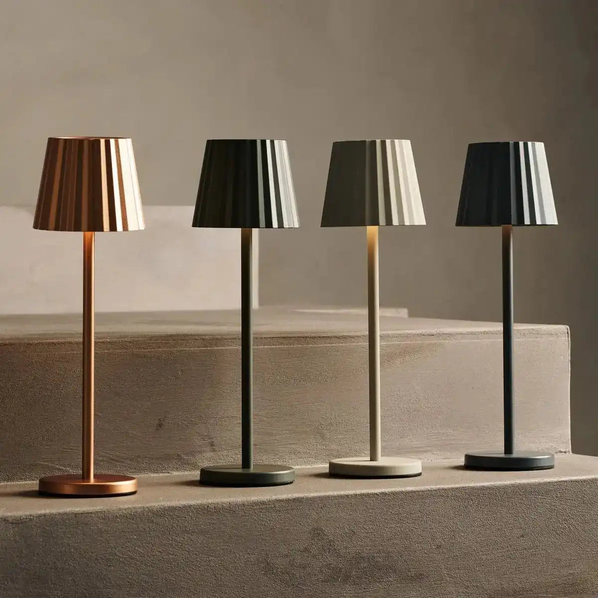 Combi Set Professional-4 x Maya Shadow Grey Brehargable Tischlampen & 1 x Amstel Wireless Ladestation mit Qi-Technologie