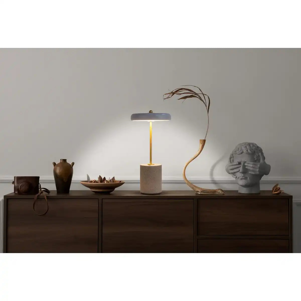 Akku Tischleuchte "SETA" grau 30 cm hoch aus Metall und Beton, mit fest verbauter LED