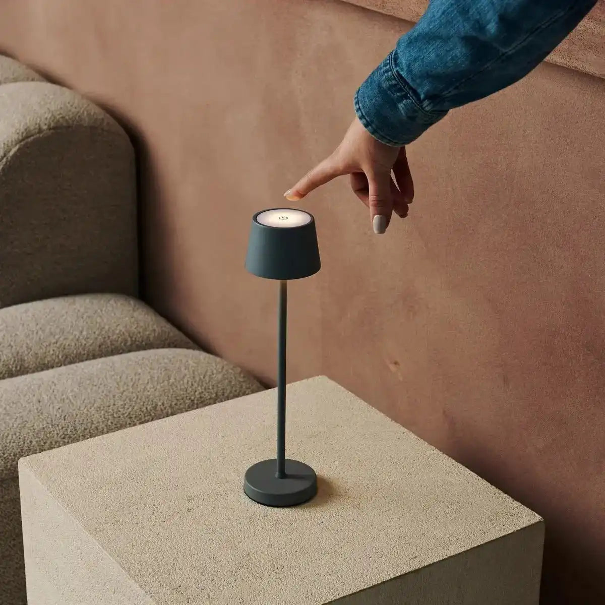 Vondel Mini Mouse Grey wiederaufladbar und schnurlose Lampe perfekt für die Gastgewerbebranche - drahtlos wiederaufladbar über Ladestation