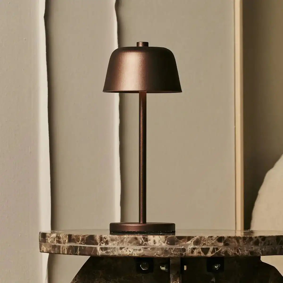 Anton Espresso Brown wiederaufladbare Tischlampe | Stilvolle und schnurlose Beleuchtung